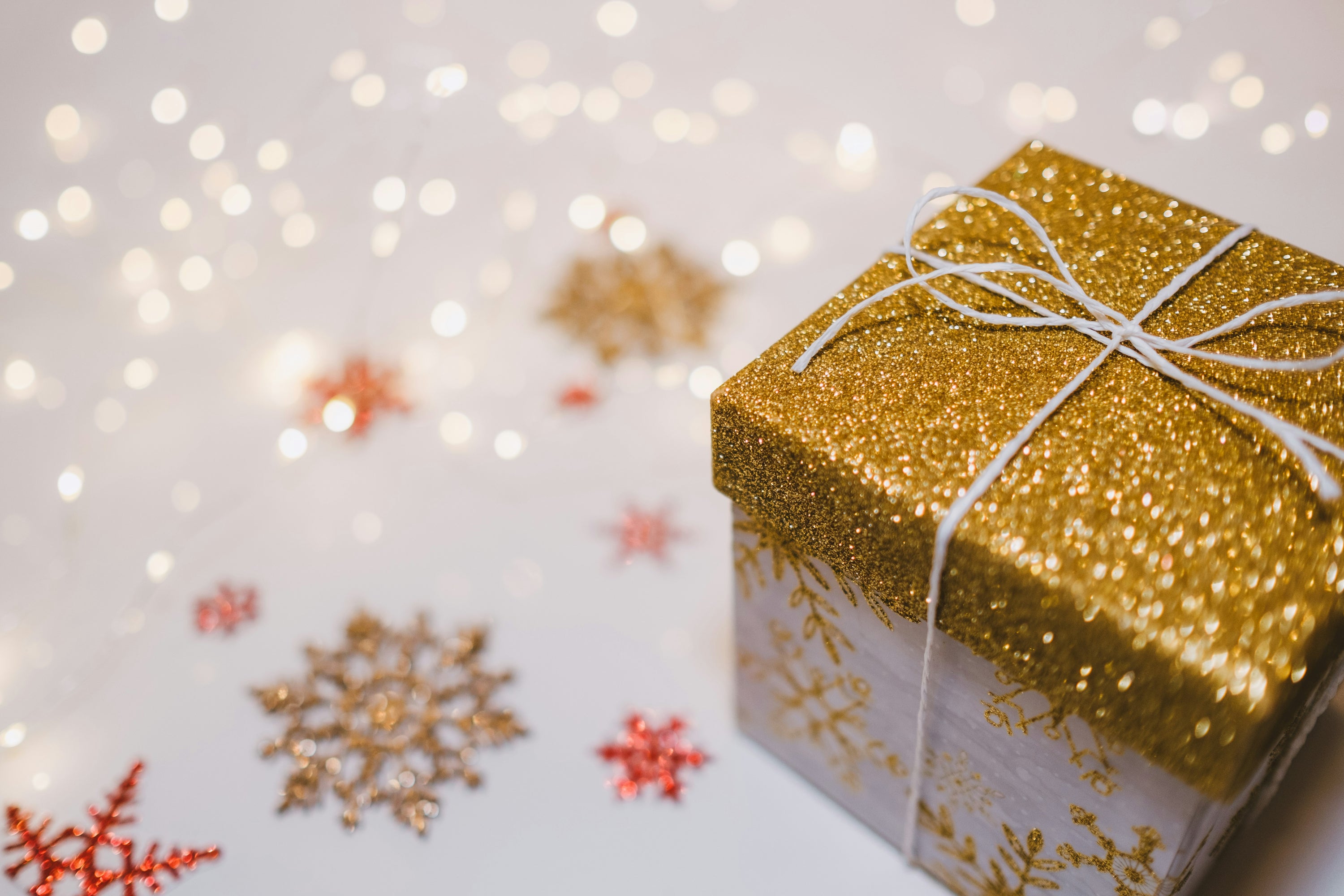 Stress-free holiday decorating with rentable Christmas kits including ornaments, wreaths, and festive accents